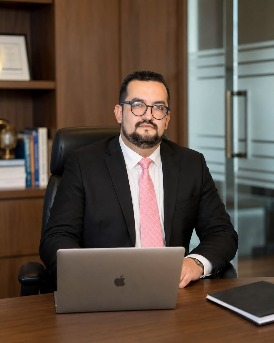 Julio F. Espinoza en su oficina